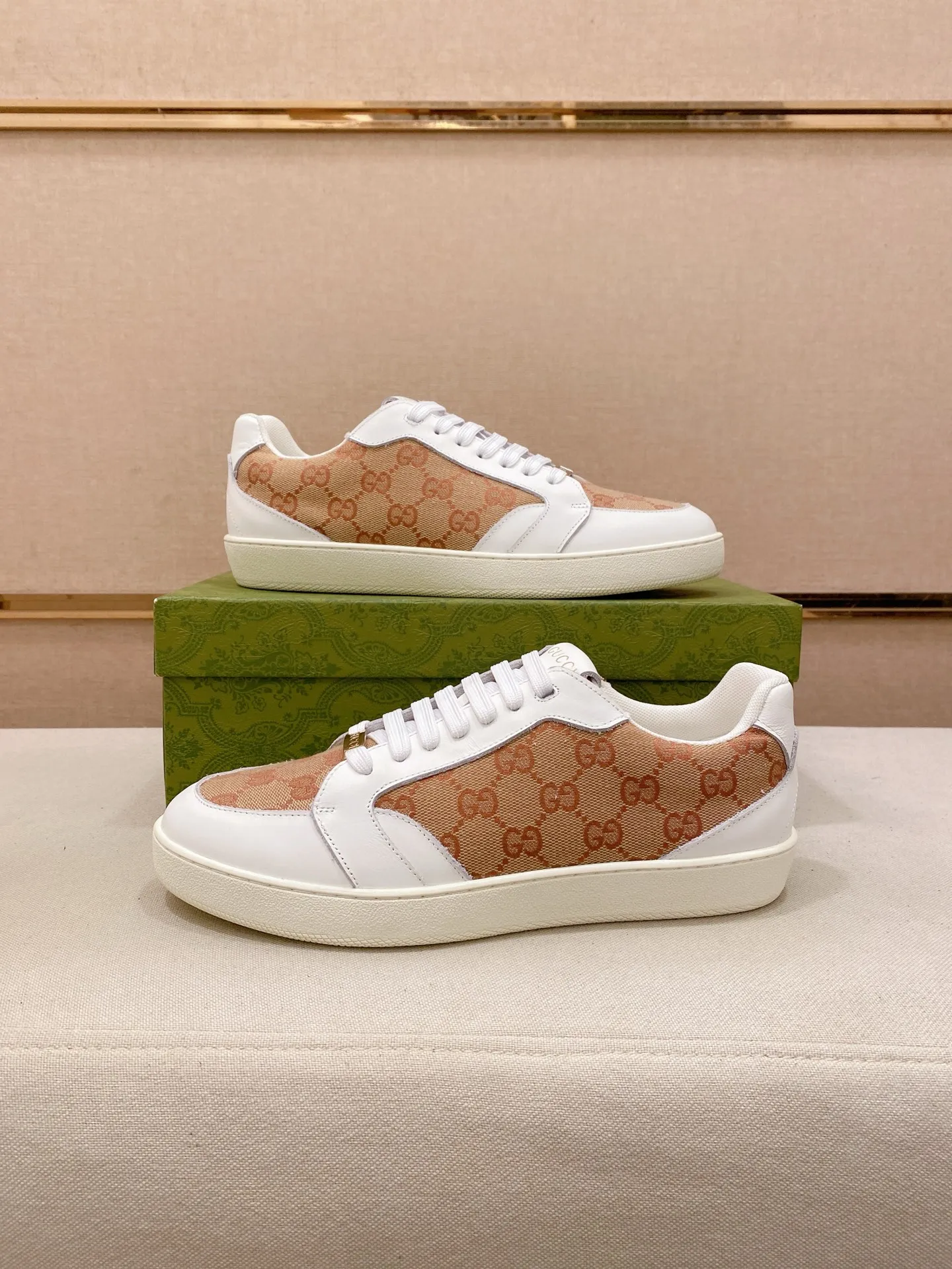 Men's shoes💰 440💰The new GUCCI (Gucci) counters are launched simultaneously. The new men's shoes, 😘fabrics are selected from imported cowhide, and the lining is sheepskin lining. 👍🏿 High-end ☄️ air-cushion molded anti-slip rubber outsole, exquisite lines, simple and elegant, comfortable and high-end for leisure travel. Code number: 38 to 44 (45 can be customized and cannot be returned or exchanged)